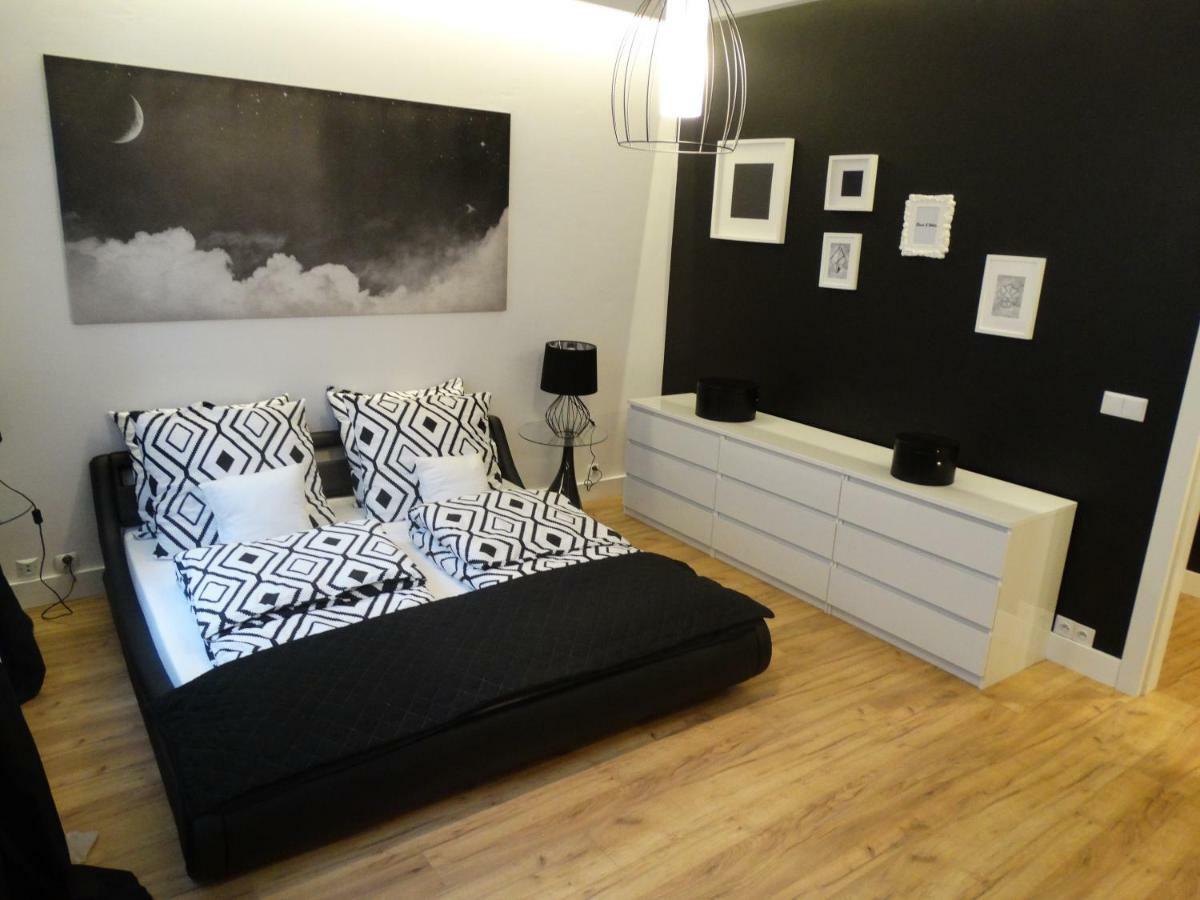 Black&White Apartment- Wierzbowa 5 Poznan Bagian luar foto